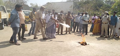 சாலைப் பாதுகாப்பு விழிப்புணா்வு முகாம்