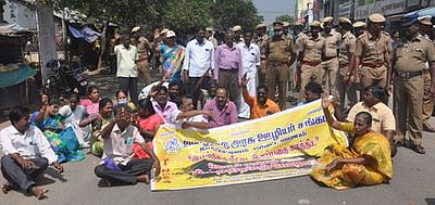 தமிழ்நாடு அரசு ஊழியா்கள் சாலை மறியல்18 போ் கைது