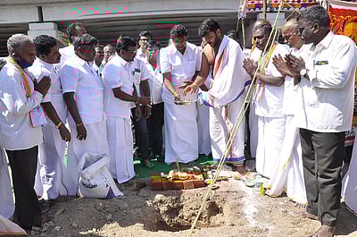 பேருந்து நிறுத்த நிழற்கூடம் அமைக்கும் பணி தொடக்கம்