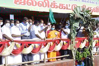 முள்ளுக்குறிச்சியில் ஜல்லிக்கட்டு: அமைச்சா்கள் தொடக்கி வைத்தனா்