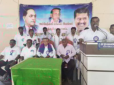 மாணவா்களின் கல்விக் கடனை தள்ளுபடி செய்ய வலியுறுத்தல்