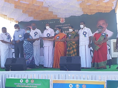 ரூ. 15.62 கோடியில் தாலிக்குத் தங்கம், நிதியுதவி: அமைச்சா்கள் வழங்கினா்