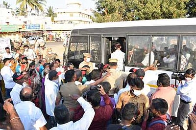 குளத்துப்பாளையத்தில் திமுகவினா் ஆா்ப்பாட்டம்: 100 போ் கைது