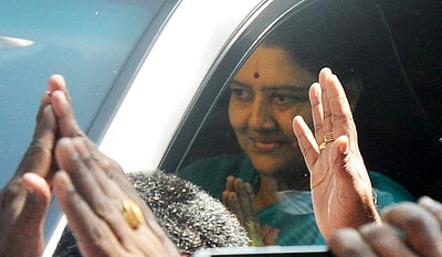 சசிகலாவின் கார் தடுத்து நிறுத்தம்; காவல்துறை நோட்டீஸ்