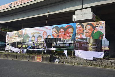 கிருஷ்ணகிரி மாவட்டத்தில் சசிகலா வரவேற்பு பேனர்கள் கிழிப்பு