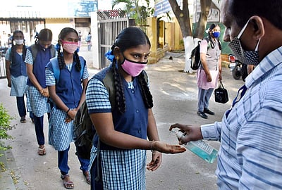 தமிழகத்தில் 9, 11ஆம் வகுப்புகளுக்கு பள்ளிகள் திறப்பு - புகைப்படங்கள்