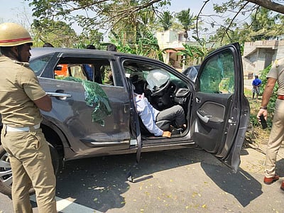 திண்டிவனம் அருகே மரத்தில் கார் மோதி விபத்து: ஒரே குடும்பத்தைச் சேர்ந்த 4 பேர் பலி