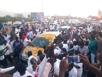 சசிகலாவிற்கு கார் கொடுத்தவர் கட்சியிலிருந்து நீக்கம்