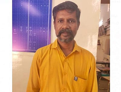 அவிநாசி: சாலையில் கண்டெடுத்த ரூ.10,000-ஐ காவல்நிலையத்தில் ஒப்படைத்த சரக்கு வாகன ஓட்டுநர்