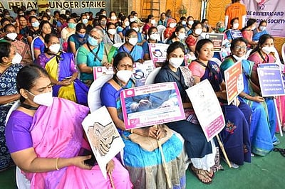 ஈரோட்டில் 7ஆவது நாளாக மருத்துவா்கள் உண்ணாவிரதம்