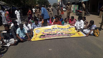 நாகையில் 7ஆவது நாளாக அரசு ஊழியர்கள் சாலை மாறியல்: 28 பேர் கைது