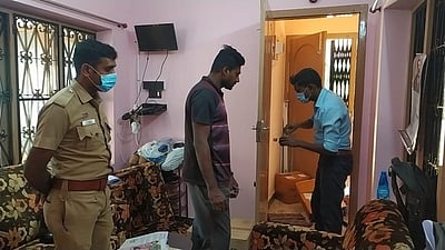 தென்காசி அருகே  தலைமையாசிரியா் வீட்டில் ரூ. 4 லட்சம் நகைகள் திருட்டு