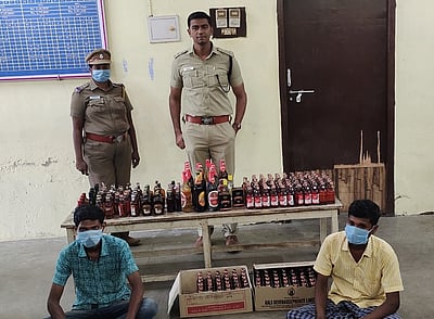 உடன்குடி பகுதியில் மதுவிற்பனையில் ஈடுபட்டதாக மூவா் கைது