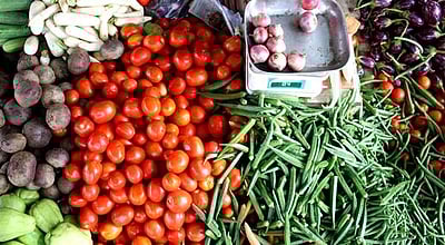 கோயம்பேடு சந்தையில் காய்கறிகளின் விலை உயர்வு:  தக்காளி கிலோ ரூ.70-க்கு விற்பனை