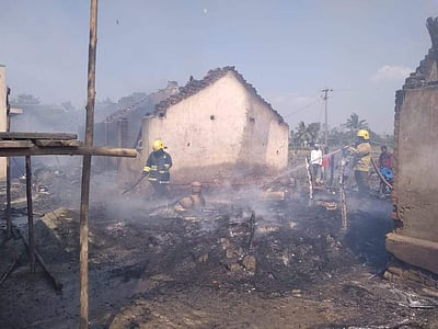 விழுப்புரம் அருகே மின் கசிவால் 10 வீடுகளில் தீ விபத்து: பல லட்சம் பொருள்கள் சேதம்