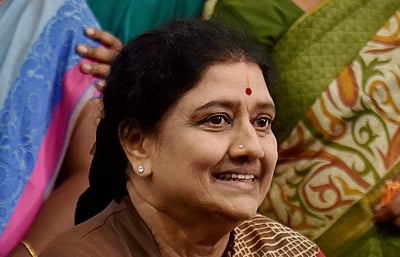 சசிகலாவின் உடல்நலம் குறித்து விசாரித்த ரஜினிகாந்த்!