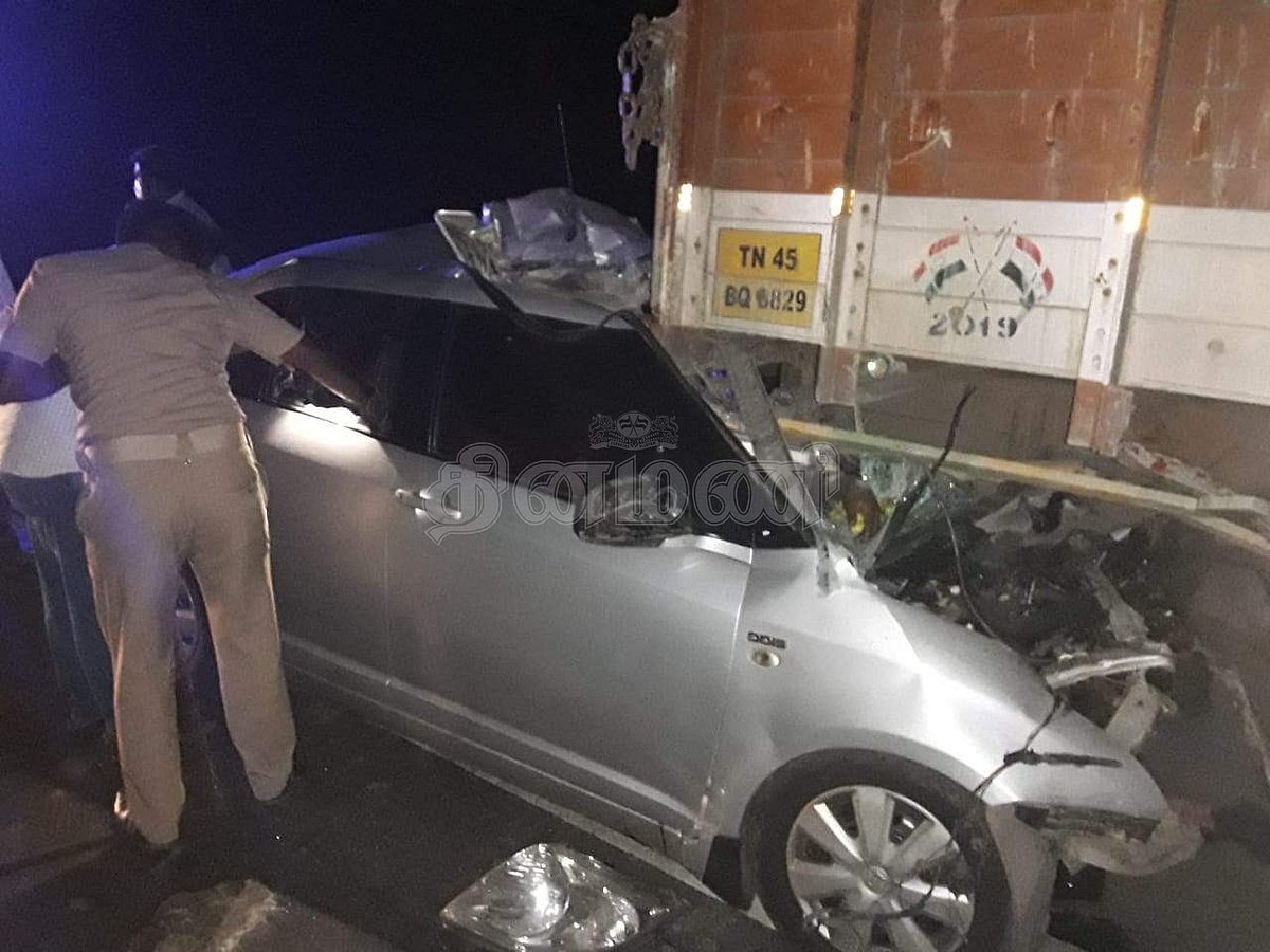 ஆந்திரம்: லாரி மீது கார் மோதியதில் 5 பேர் பலி