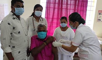 முதியோருக்கு கரோனா தடுப்பூசி செலுத்தும் பணி தொடக்கம்