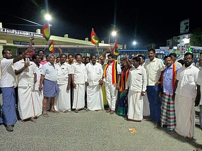 தேமுதிக தனித்துப் போட்டி: தொண்டர்கள் பட்டாசு வெடித்து கொண்டாட்டம்!