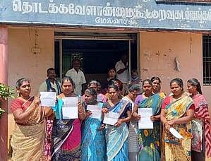 கடன் வழங்குவதில் பாரபட்சம்: கூட்டுறவு சங்கத்தை மகளிா் குழுவினா் முற்றுகை