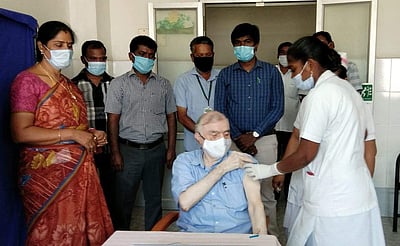 கரோனா தடுப்பூசி போட்டுக்கொண்ட உச்சநீதிமன்ற முன்னாள் தலைமை நீதிபதி பி.சதாசிவம் 