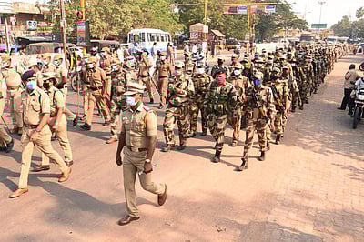 கடலூரில் காவல்துறையினரின் கொடி அணிவகுப்பு