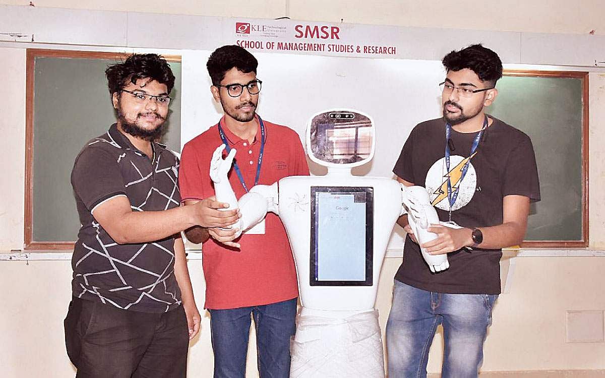 வங்கி வாடிக்கையாளர்களுக்கு  உதவும் ரோபோ!