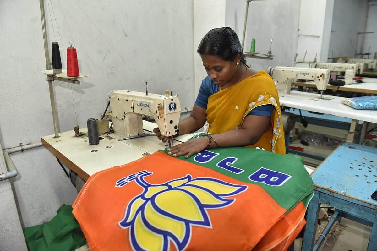 சேலத்தில் கட்சிக் கொடிகள் தயாரிக்கும் பணி தீவிரம்