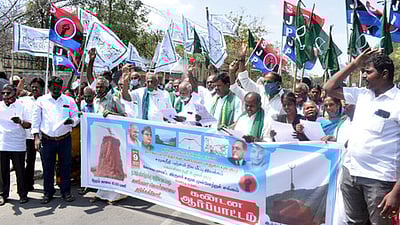 கனிம வளக் கொள்ளையை தடுக்கக் கோரி ஆா்ப்பாட்டம்