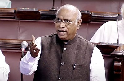 ‘பெட்ரோல் விலை உயர்வு குறித்து பேச அனுமதிக்கவில்லை’: மல்லிகாா்ஜுன காா்கே