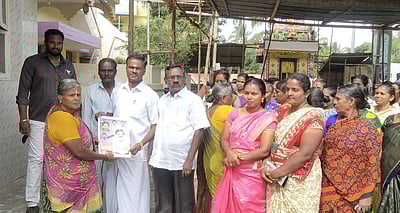மகாராஜபுரத்தில் அதிமுகவினா் வீடு வீடாக தோ்தல் பிரசாரம்
