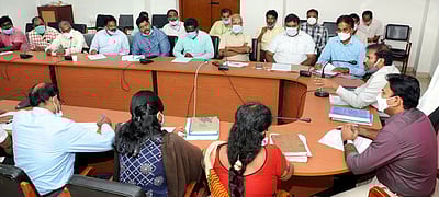 வாக்குச்சாவடிகளில் மாற்றுத்திறனாளிகள் வாக்களிக்க அடிப்படை வசதிகளை ஏற்படுத்த வேண்டும்