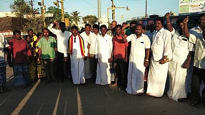 கூட்டணியில் இருந்து விலகல் தேமுதிகவினா் பட்டாசு வெடித்து கொண்டாட்டம்