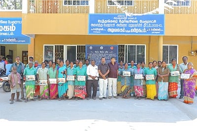 தூய்மைப் பணியாளா்களுடன் மகளிா் தின கொண்டாட்டம்