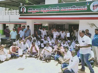 கோவை தெற்கு தொகுதியை அதிமுகவிற்கு ஒதுக்கக் கோரி தொண்டர்கள் ஆர்ப்பாட்டம்