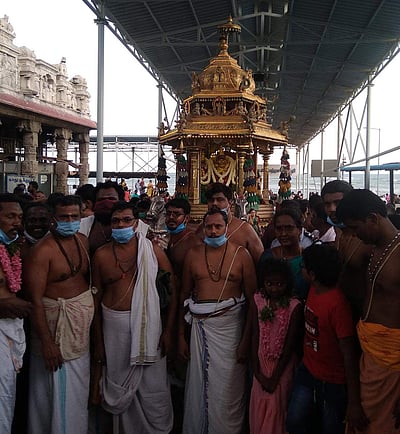 ஓராண்டுக்குப் பிறகு திருச்செந்தூரில் தங்கத்தேர்  கிரி வீதி உலா