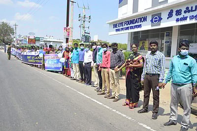 குளுக்கோமா வாரம்: ஈரோட்டில் விழிப்புணர்வு மனித சங்கிலி