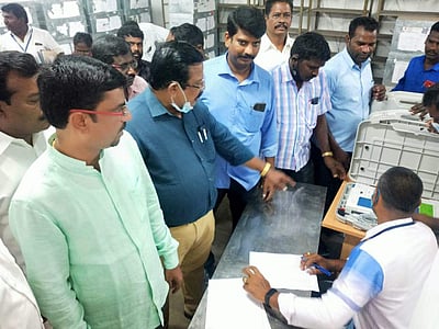 கும்மிடிப்பூண்டியில் மின்னணு வாக்குப்பதிவு இயந்திரங்கள் சரிபார்க்கும் பணி