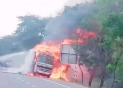 விழுப்புரம் அருகே துணிகளை ஏற்றிச் சென்ற லாரியில் தீ விபத்து