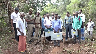 போதமலை மலைகிராமத்துக்கு நடந்தே சென்று வாக்குச்சாவடியை ஆய்வு செய்த நாமக்கல் ஆட்சியர்