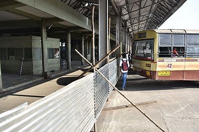 ஈரோடு பேருந்து நிலையத்தில் தாங்கு தூண்கள் பழுது: பயணிகள் செல்ல தடை