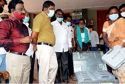 தோ்தல் பணியில் ஈடுபடவுள்ள3,020 பேருக்கு கரோனா தடுப்பூசிஆட்சியா்