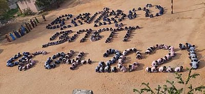 தோ்தல் விழிப்புணா்வு ஏற்படுத்திய பள்ளி மாணவா்கள்