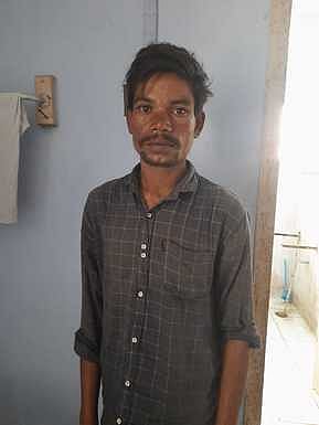 வீட்டில் கஞ்சா செடி வளா்த்தவா் கைது