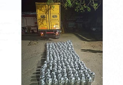 திருச்சியில் உரிய ஆவணங்களின்றி சில்வர் பாத்திரங்கள் பறிமுதல்