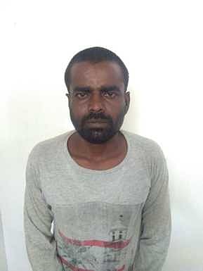 புதூா் அருகே தாய், மகனை அரிவாளால்வெட்டி நகை பறிப்பு: ரெளடி கைது