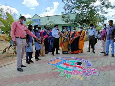 கோலம் வரைந்து வாக்காளா் விழிப்புணா்வு