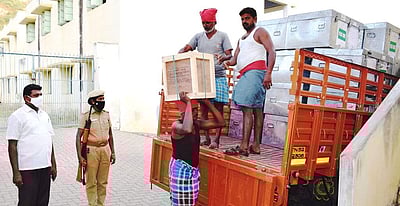 சங்ககிரி: வாக்குப்பதிவு இயந்திரங்கள் வந்தடைந்தன