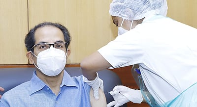 கரோனா தடுப்பூசி செலுத்திக் கொண்ட மகாராஷ்டிர முதல்வர் உத்தவ் தாக்கரே