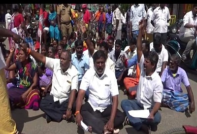 ஸ்ரீவில்லிபுத்தூர் தலைமைக்கு எதிராக அதிமுகவினர் சாலை மறியல்